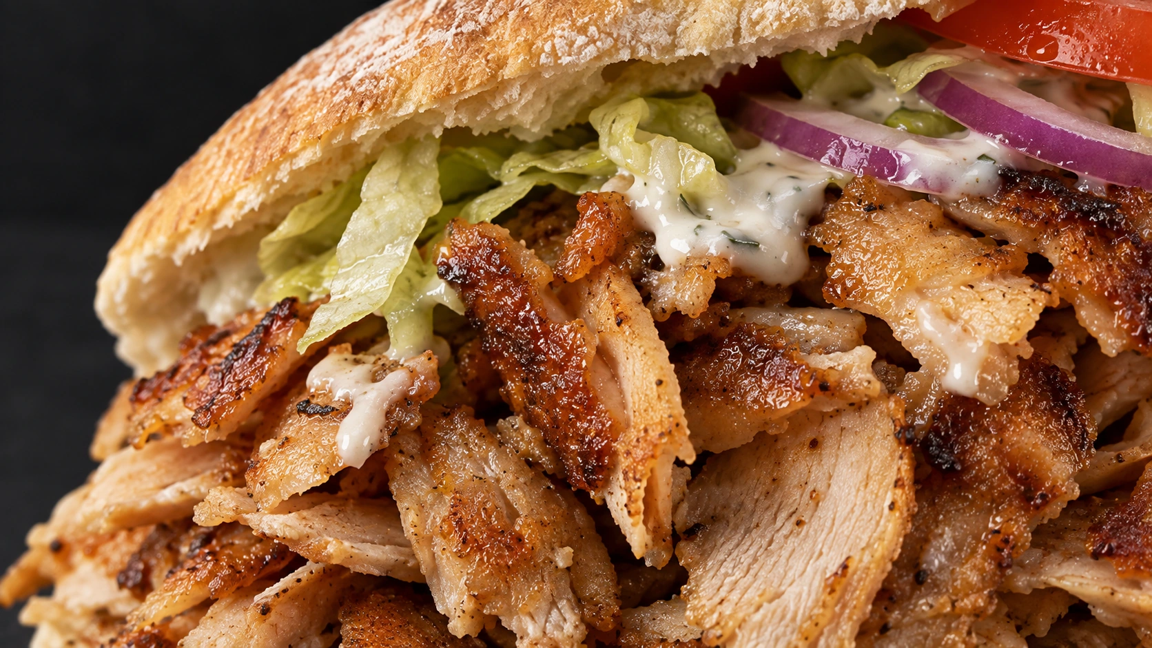 Les fines lamelles rôties, crudités et sauce du kebab Signature BRAISE.